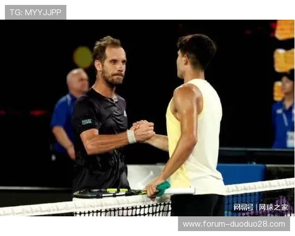 焦点对决引爆赛季高潮豪门强强碰撞争夺冠军席位悬念升级全场沸腾